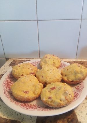 Una foto de Muffins de jamón y morrón, queso