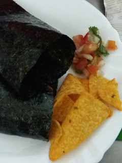 【元本山幸福廚房】玉米片佐莎莎醬手卷 的食譜成品照片