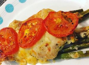 Una foto de Pollo caprese al horno