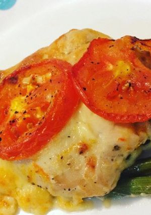 Una foto de Pollo caprese al horno