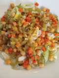 Ensalada de garbanzos con lechuga y picadillo de pepinillos y zanahorias a tu gusto