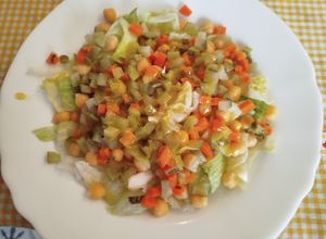 Foto principal de Ensalada de garbanzos con lechuga y picadillo de pepinillos y zanahorias a tu gusto