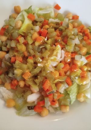 Una foto de Ensalada de garbanzos con lechuga y picadillo de pepinillos y zanahorias a tu gusto