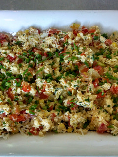 Una foto de Huevos revueltos con vegetales y bacon