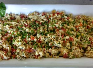 Una foto de Huevos revueltos con vegetales y bacon