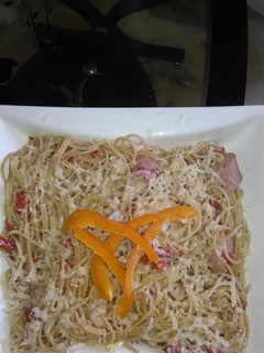 Una foto de Pasta al ali oli con salchichas