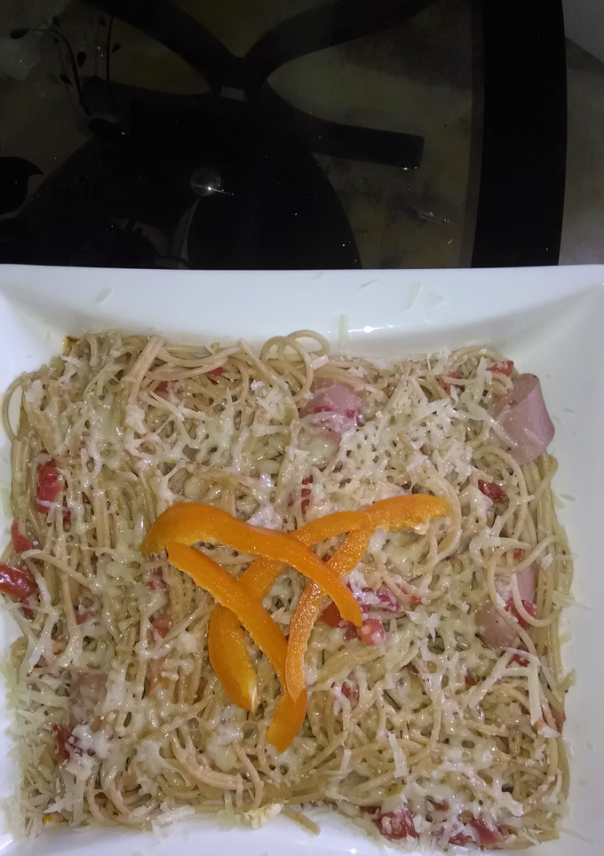 Una foto de Pasta al ali oli con salchichas