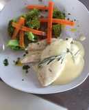 Pollo en salsa de romero con guarnición de vegetales