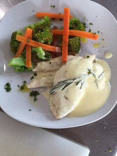 Una foto de Pollo en salsa de romero con guarnición de vegetales