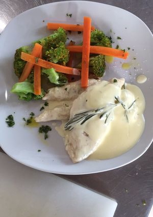 Una foto de Pollo en salsa de romero con guarnición de vegetales