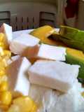 Ensalada tropical con queso crema.