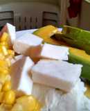Ensalada tropical con queso crema.