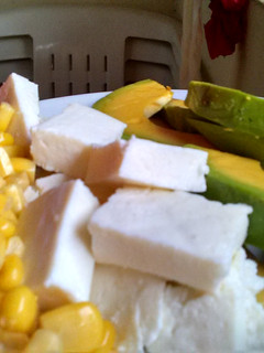 Una foto de Ensalada tropical con queso crema.