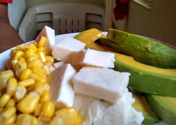 Ensalada tropical con queso crema.