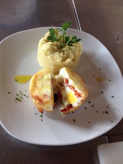 Una foto de Huevo cocotte con pure de papas