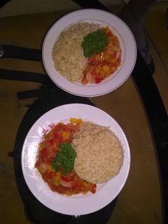 Una foto de Camarones salteados al vino con arroz integral