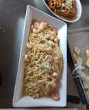 Pasta en salsa Alfredo y camarones