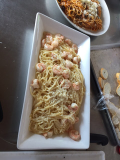 Una foto de Pasta en salsa Alfredo y camarones