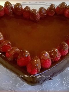 Foto di Fondente al cioccolato con ganache e lamponi senza glutine