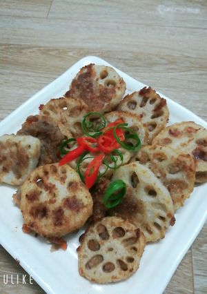 Hình của món Củ sen kẹp thịt bò chiên giòn.