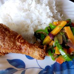 A picture of Boiled Rice served with deep fried chicken and steamed veges.