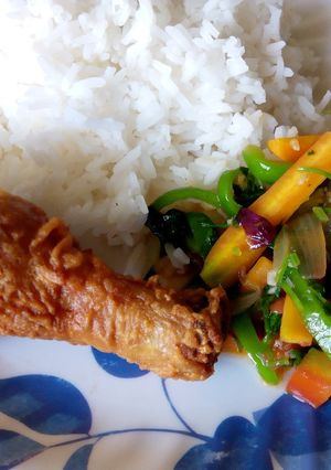 A picture of Boiled Rice served with deep fried chicken and steamed veges.