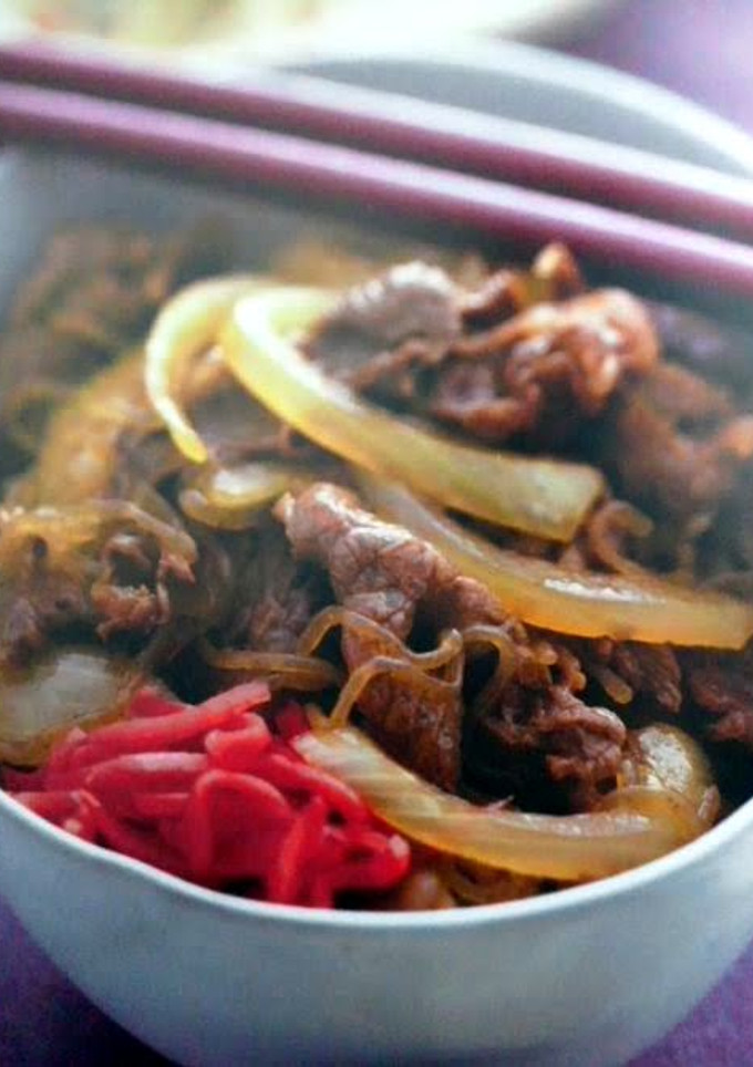 A picture of Gyudon ~ beef on rice.