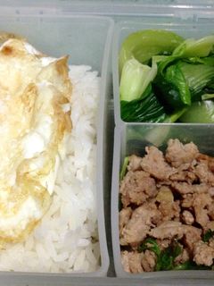 Hình của món Thịt lợn băm rang húng quế (Pad Kra Pao).