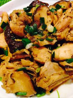 Hình của món Gà kho nấm.