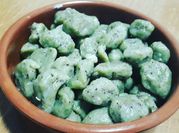 Una foto di patate alla salvia