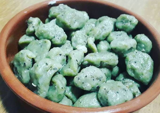 Guida passo passo a Preparare Ultimate Gnocchi di patate agli spinaci burro e salvia