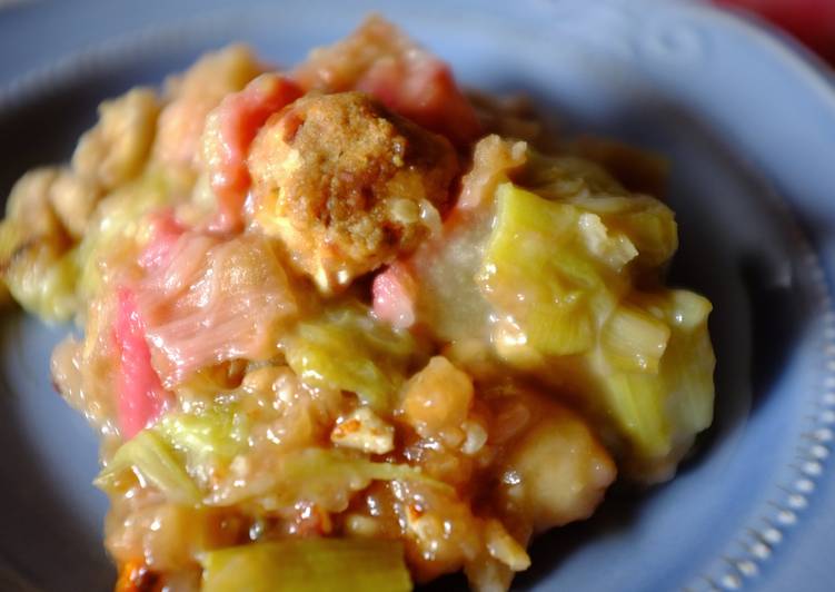 Step-by-Step Guide to Make Homemade Rhubarb Crumble