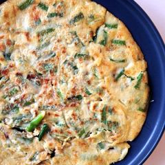 A picture of Scallion Pancakes ("Chijimi") with spicy dipping sauce.