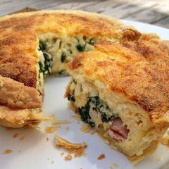 A picture of Quiche Lorraine with Spinach and Bacon (small version).