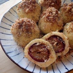 Zwetschgenknödel (Plum-stuffed Potato Dumplings) A picture of Zwetschgenknödel (Plum-stuffed Potato Dumplings).