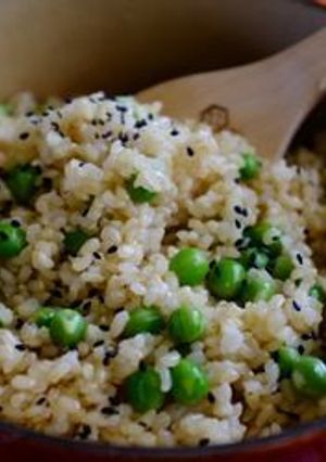 A picture of Brown Rice with Green Peas.