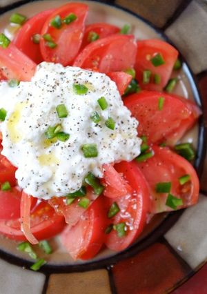 A picture of Tomatoes and Cottage Cheese.