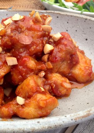A picture of Korean Yang-nyeom Chicken.