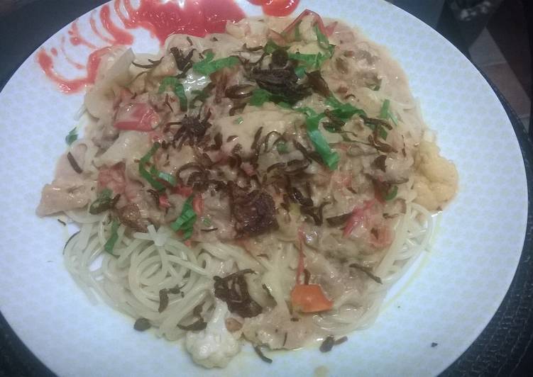 spaghetti  campur daging,bunga kol  dan creamy sauce