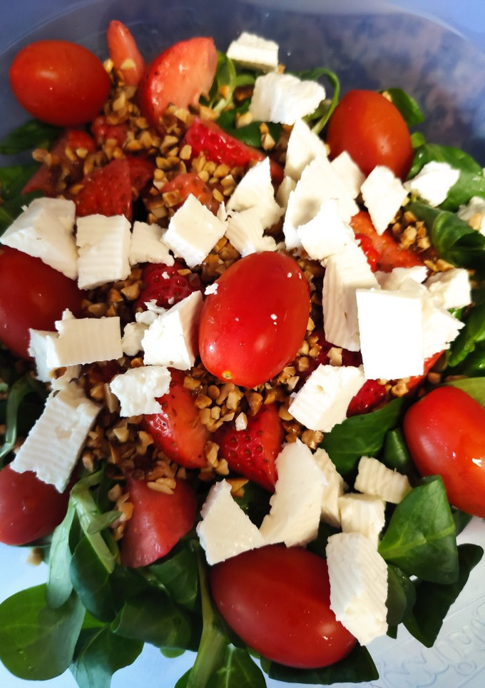 Una foto de Ensalada de fresas y almendra tostada