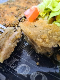 Una foto de Milanesas de berenjenas rellenas de jamón y queso