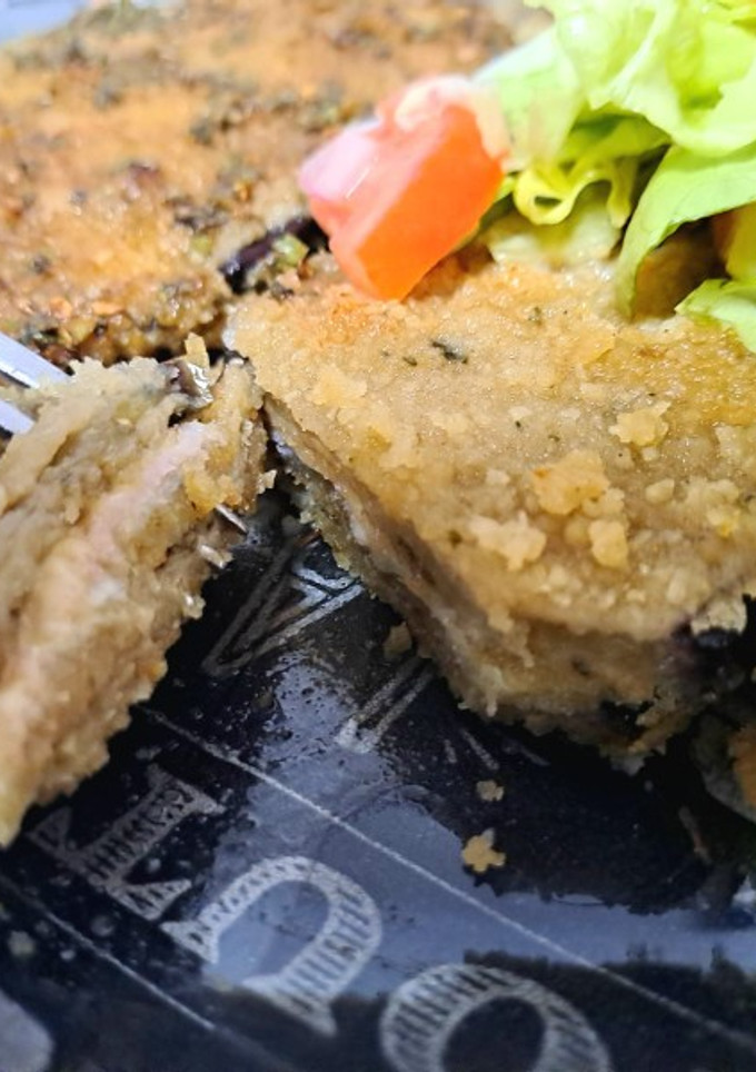 Una foto de Milanesas de berenjenas rellenas de jamón y queso