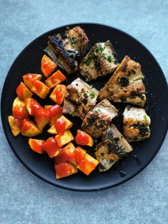 Una foto de Caballa a la plancha con patatas bravas