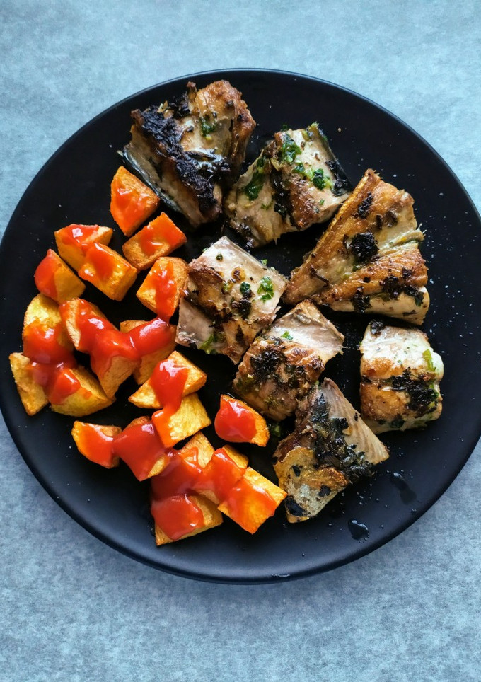 Una foto de Caballa a la plancha con patatas bravas