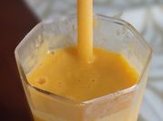 Una foto de smoothie papaya