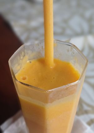 Una foto de SMOOTHIE de PAPAYA y MANGO