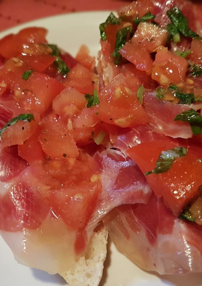 Una foto de Tostas de Jamón Ibérico y Tomate a mi Estilo 🇪🇸