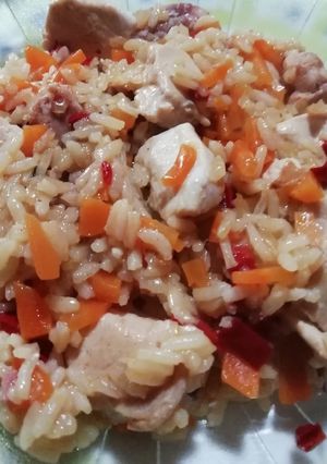 Una foto de Arroz con pollo y chorizo rápido (con morrón calahorra)
