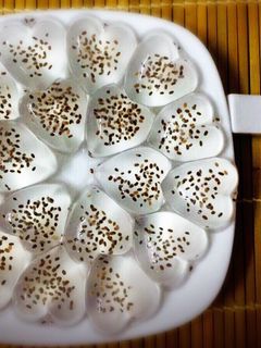 Hình của món Thạch rau câu với hạt chia.