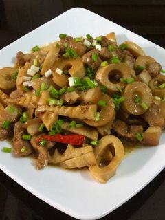 Hình của món Măng kho thịt.